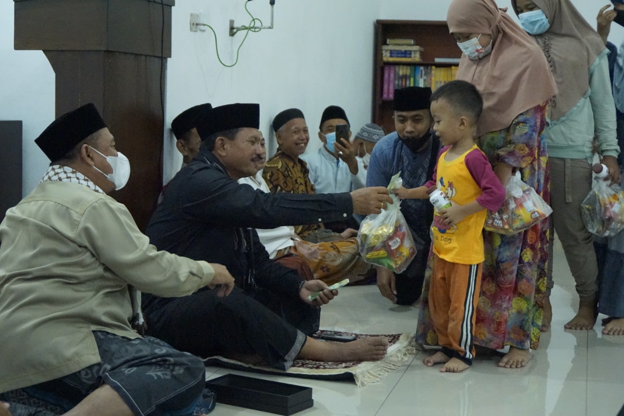 Foto 3 dari 6: Salat Isya di Masjid Taqwa, Wali Kota Ajak Jamaah Turut Bangun Kota