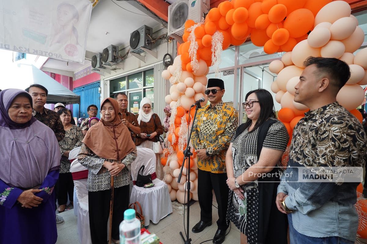 Foto 7 dari 9: Hadiri Grand Opening MJ Optik, Wali Kota Apresiasi Pengusaha Ikut Ramaikan Pelayanan Kesehatan Mata