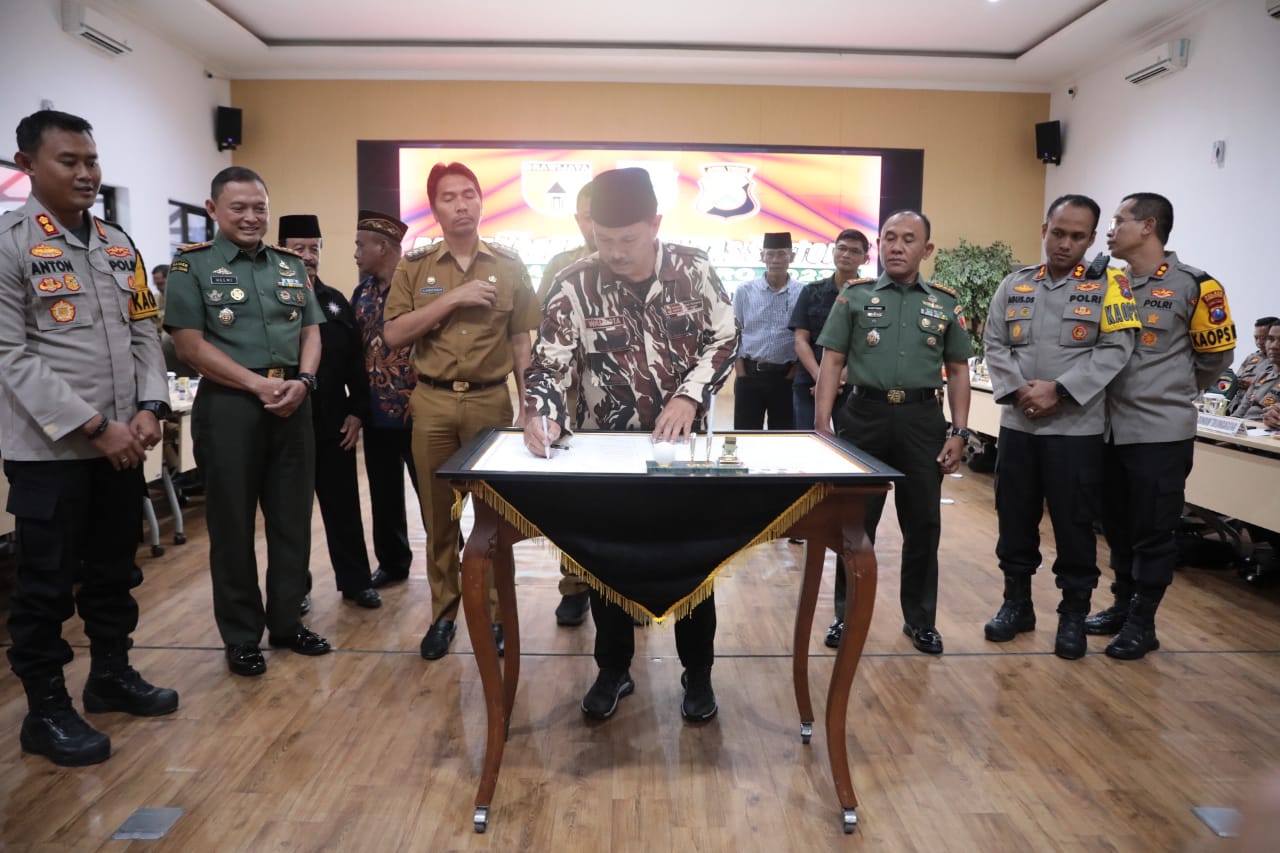 Foto 3 dari 5: Pastikan Kota Madiun Aman, Stakeholder Teken Perjanjian Aman Suro