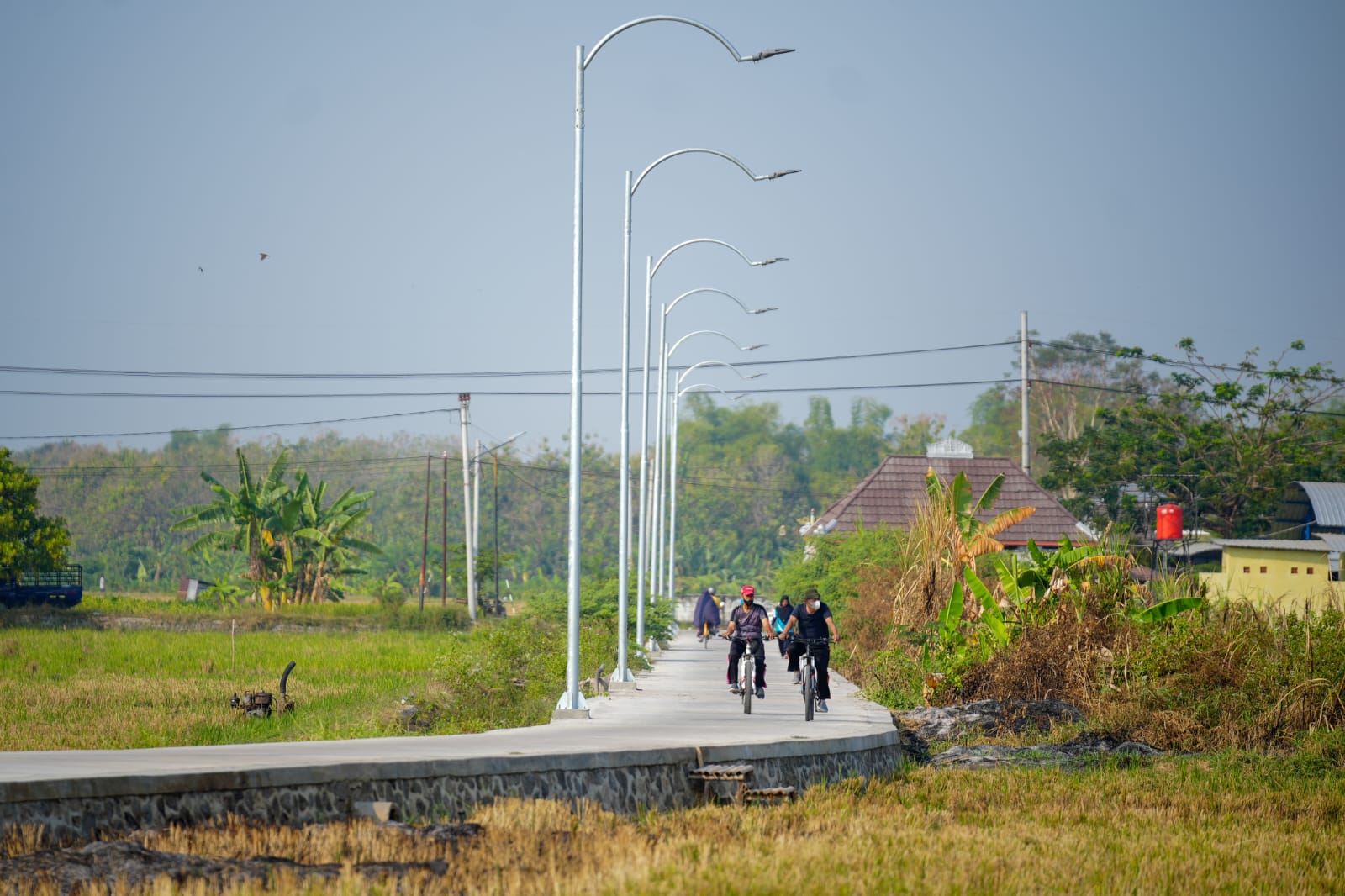 Foto 1 dari 6: Jalan Penghubung Lapak Banjarejo-Manisrejo Rampung, Panjang 500 Meter dan Sudah Bisa Diakses