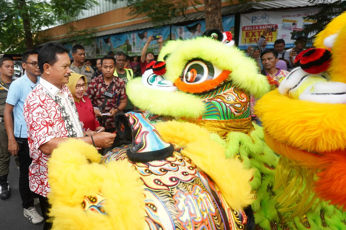 Foto 7 dari 9: Buka Bazar Imlek, Wali Kota: Jajanan Apapun Ada dan Harganya Murah