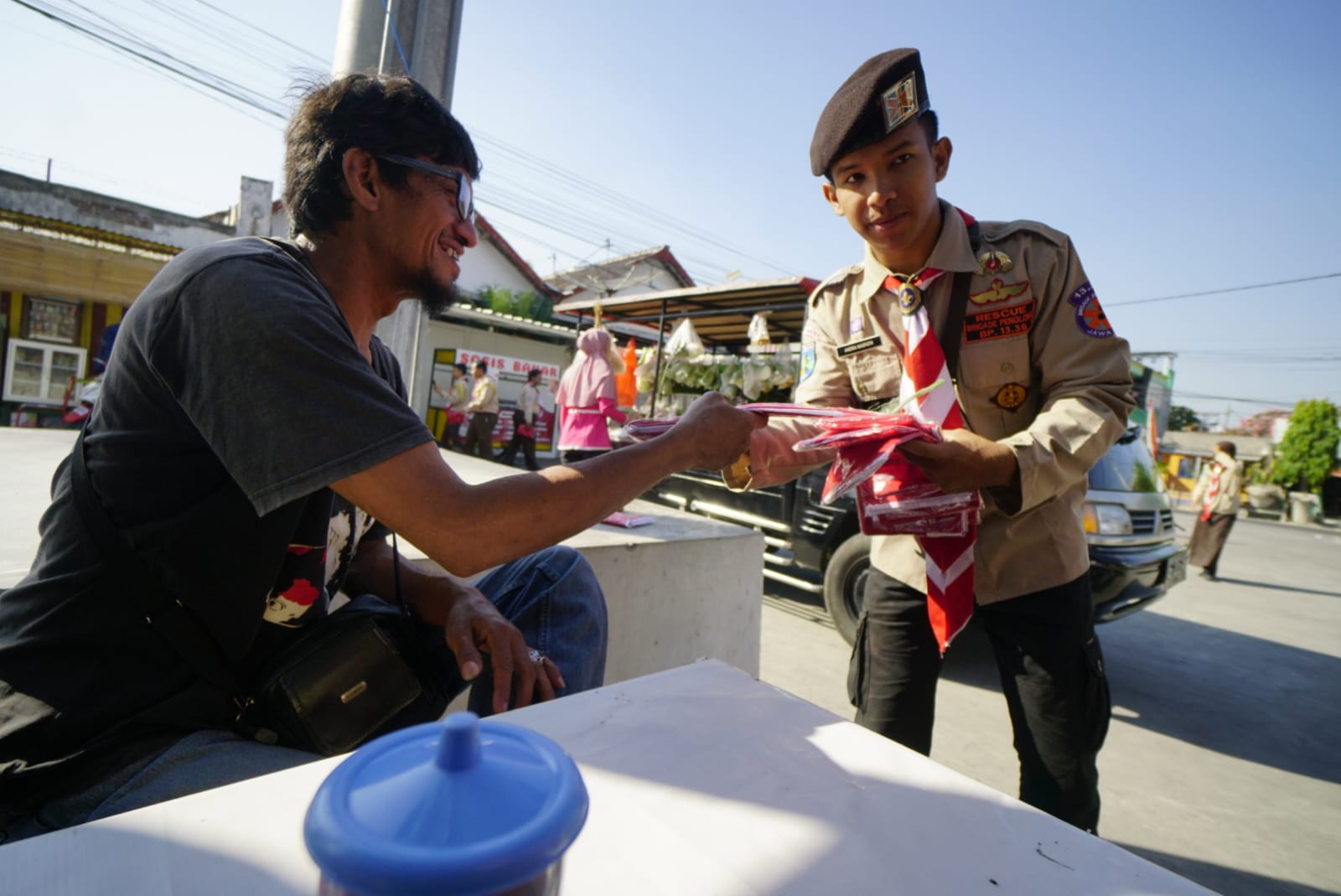 Pramuka Kota Madiun Bagikan Ratusan Hingga Ganti Bendera Merah Putih Milik Warga