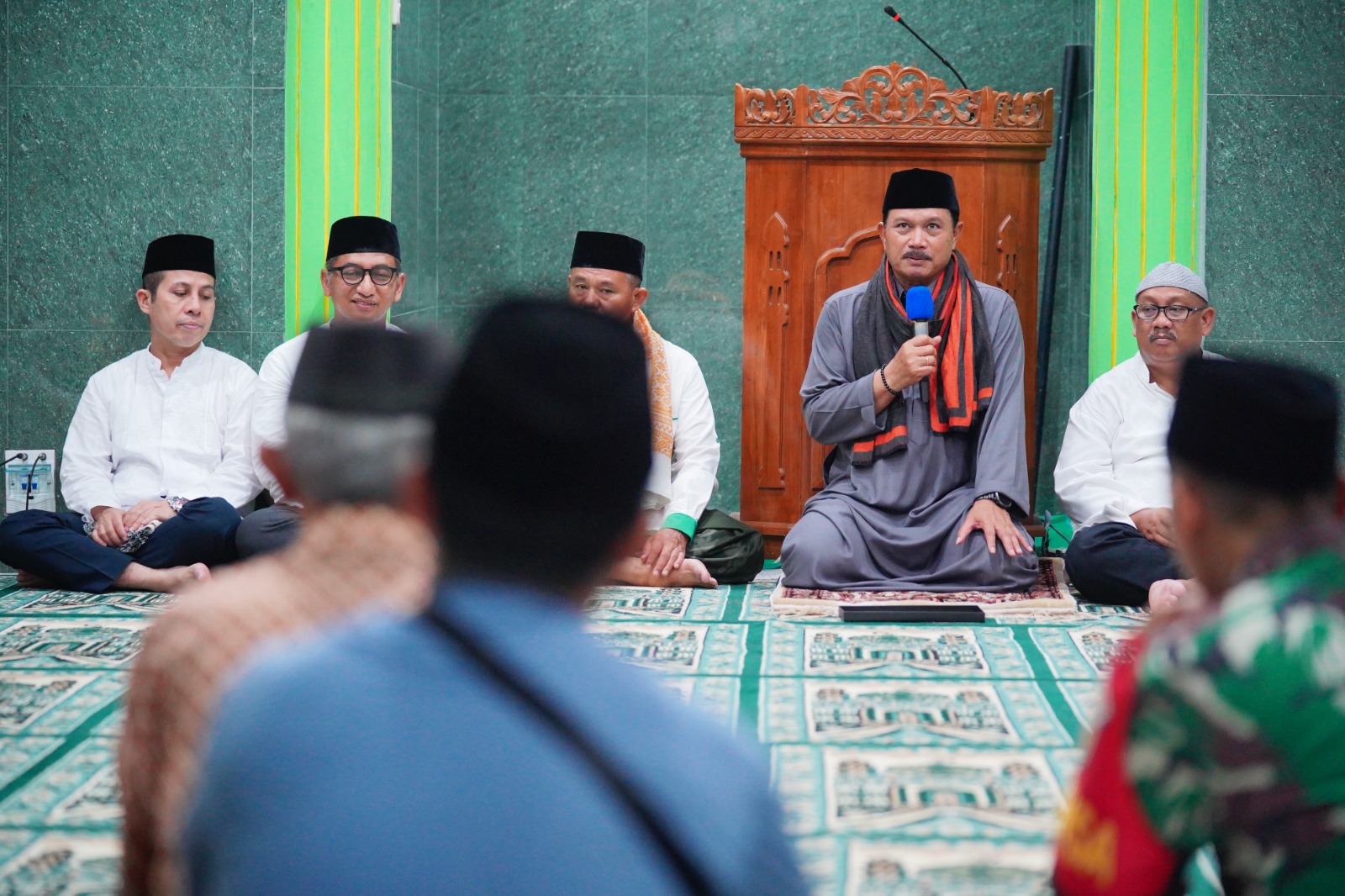Foto 1 dari 10: Salat Isya dan Tarawih Safari Ramadan di Masjid Al Ifaqoh, Wali Kota Ajak Warga Tingkatkan Ibadah