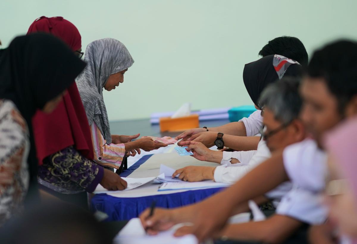 Foto 17 dari 19: Dinsos PPPA Kembali Salurkan BLT Daerah dan DBHCHT, Ada 3.353 Penerima