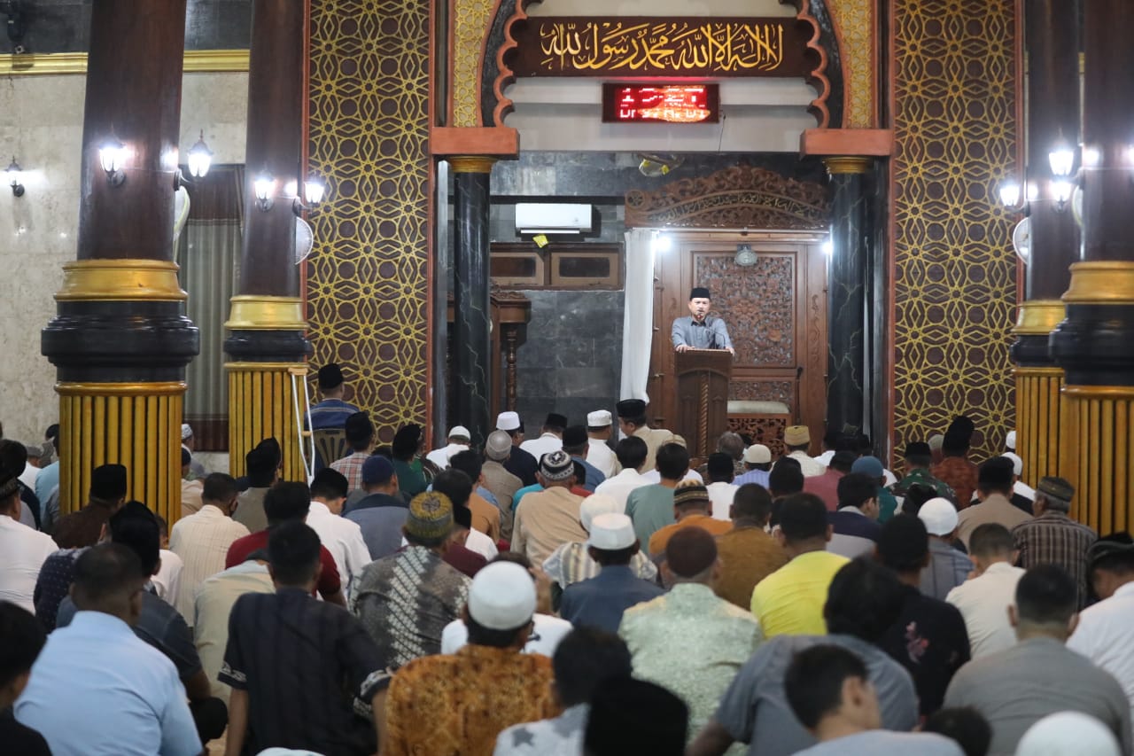 Foto 4 dari 10: Ikuti Salat Tarawih Perdana, Wali Kota Ajak Umat Muslim Tingkatkan Ibadah