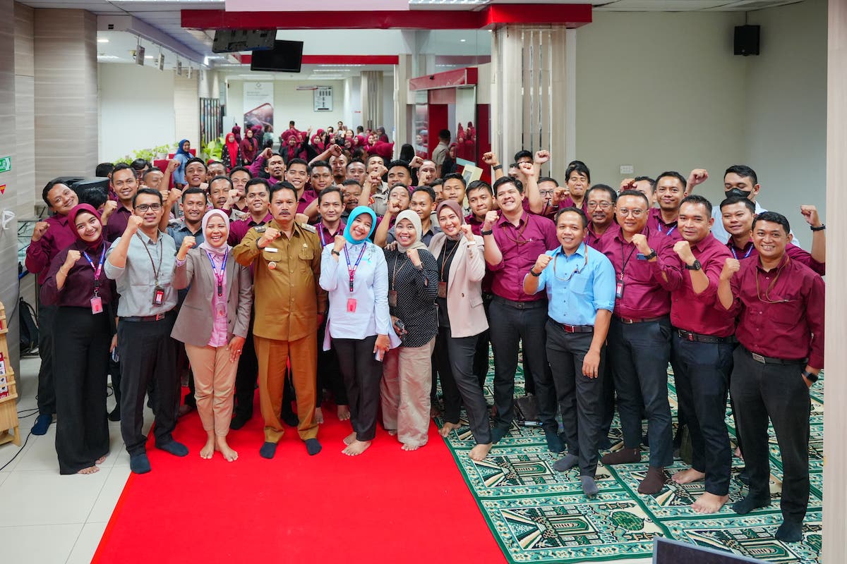 Foto 8 dari 8: Beri Motivasi Karyawan Bank Jatim, Wali Kota: Harus Mengedepankan Hasil Kerja Bukan Jam Kerja
