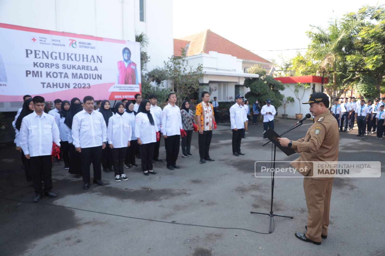 Foto 1 dari 12: Pimpin Apel HUT PMI ke-78, Wali Kota Kukuhkan 30 Sukarelawan PMI dan Beri Penghargaan ke Pendonor Terbanyak