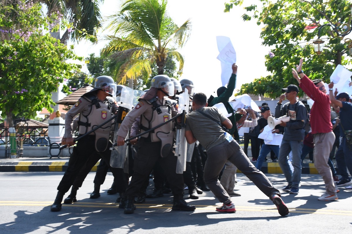 Foto 1 dari 6: Tak Puas Hasil Pemilu, Ribuan Massa Unjuk Rasa Di Depan Kantor KPU