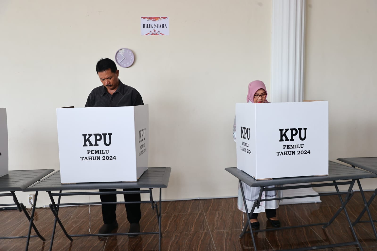 Foto 1 dari 9: Wali Kota Nyoblos di TPS 22, Pesan Tetap Jaga Kondusifitas Kota Apapun Hasilnya