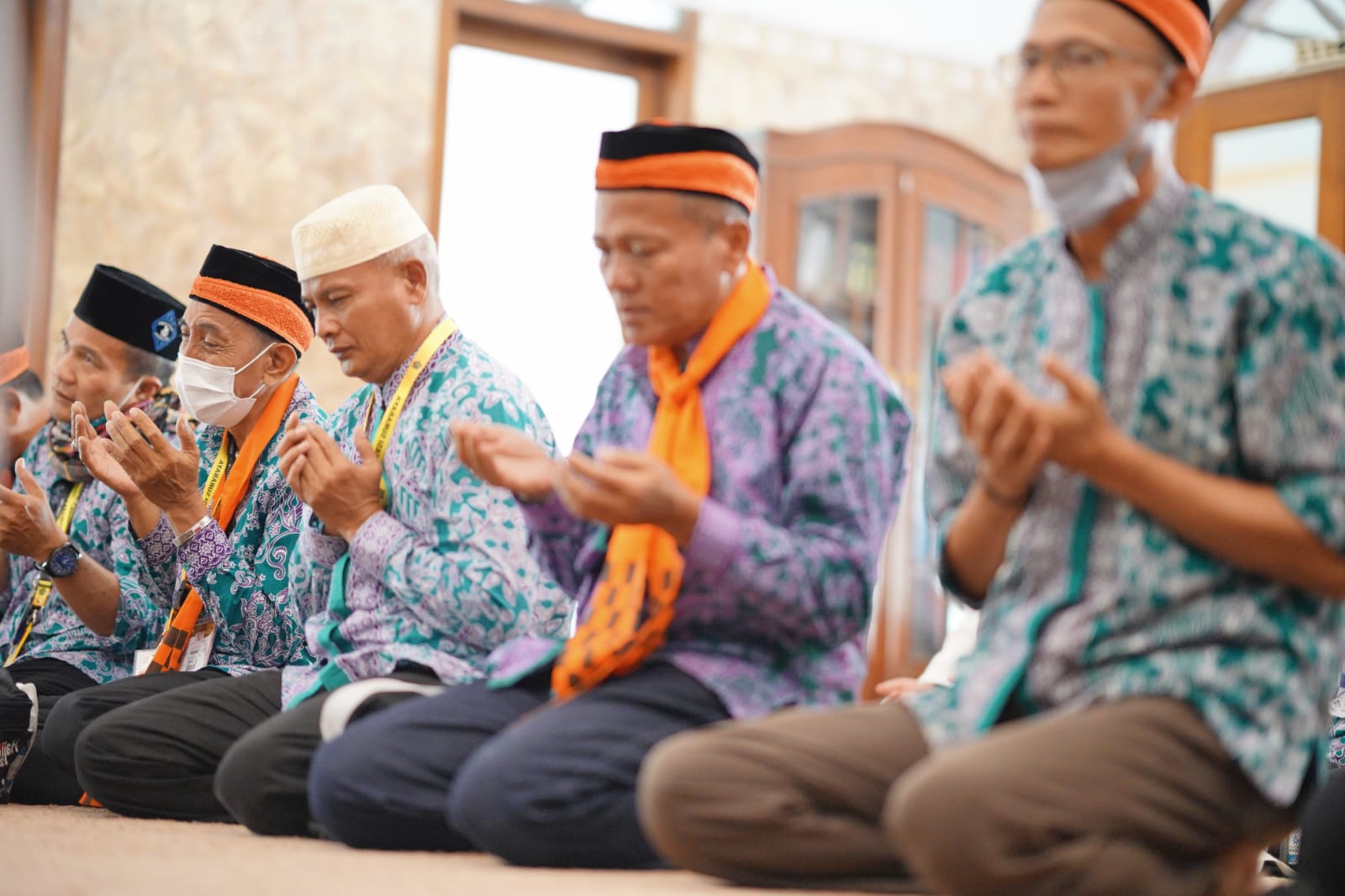 Foto 6 dari 10: 19 Jamaah Haji Tahap Dua Tiba, Wali Kota Sambut Kepulangan di Masjid Azzahra