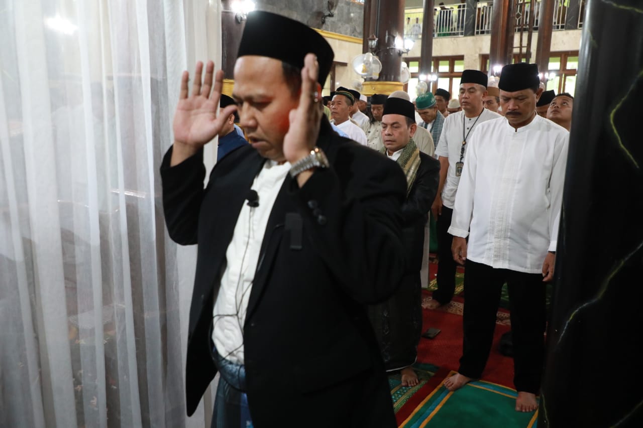 Foto utama berita: Jamaah Salat Idul Fitri di Masjid Agung Baitul Hakim Membludak, Wali Kota: Banyak yang Mudik, Ini Karena Keberhasilan Pembangunan