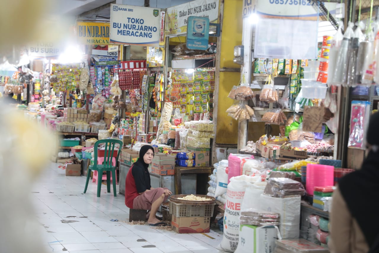 Foto 1 dari 7: Jawab Keluhan Pedagang Pasar Tradisional, Wali Kota Beri Diskon Sewa Kios 60 Persen Tahun Ini