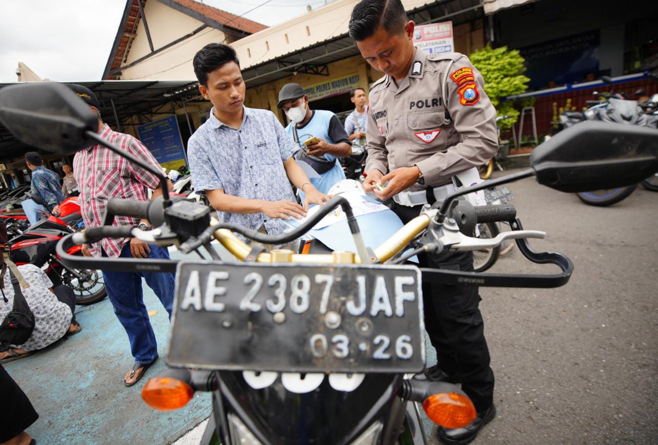 Foto 10 dari 10: Terjaring Razia Knalpot Brong, Pemilik Kendaraan Diminta Ganti Knalpot Brong Di Kantor Satlantas
