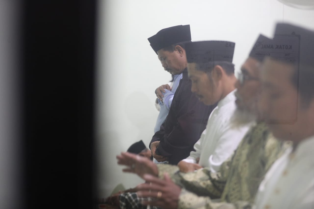 Foto 3 dari 11: Salat Isya di Mushala Al-Ikhlas Ngegong, Wali Kota Sampaikan Program Pembangunan