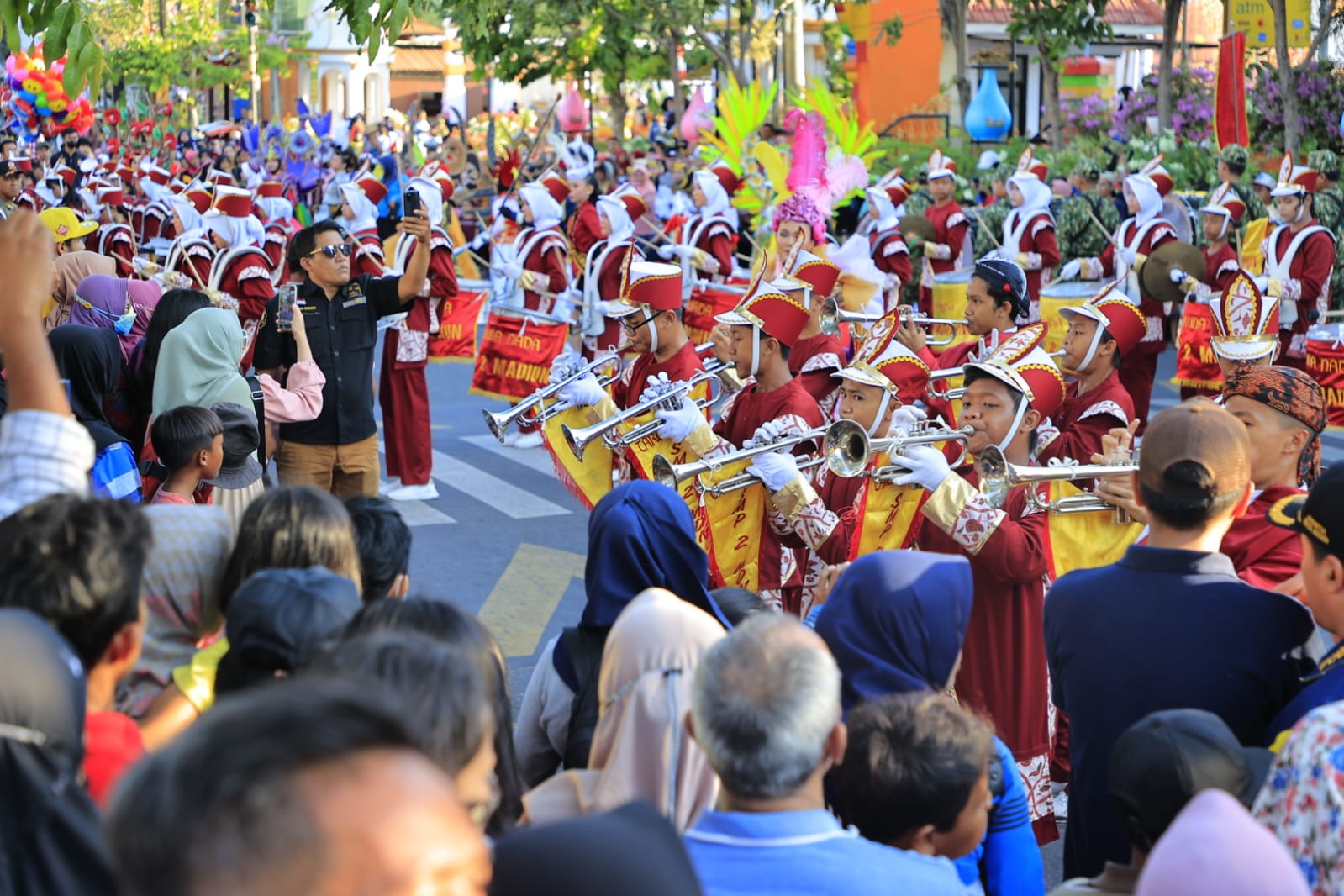 Foto 8 dari 8: Parade Senja SMPN 2 dan PBB Kreasi SMKN 3 Banjir Atensi