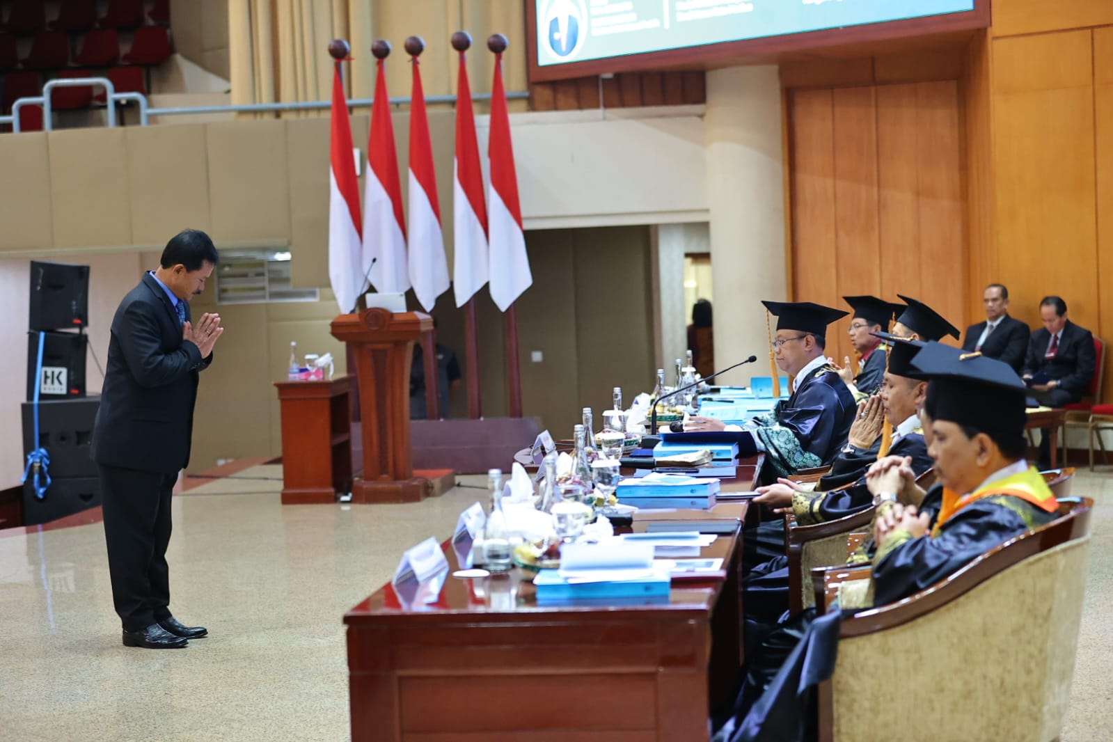 Foto 3 dari 9: Lulus Dengan Predikat Sangat Memuaskan, Wali Kota Maidi Resmi Sandang Gelar Doktor Pertama Dari UT