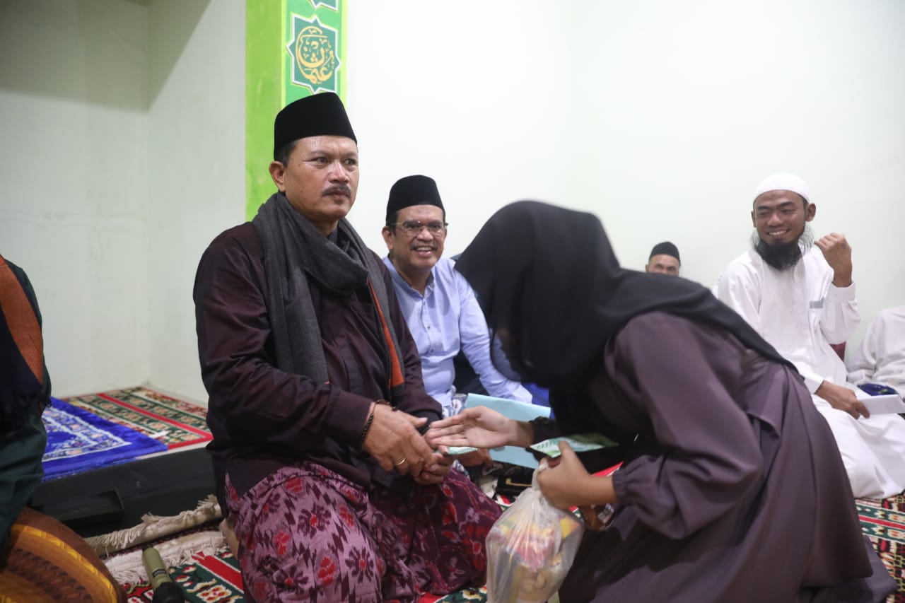 Foto 8 dari 11: Salat Isya di Mushala Al-Ikhlas Ngegong, Wali Kota Sampaikan Program Pembangunan