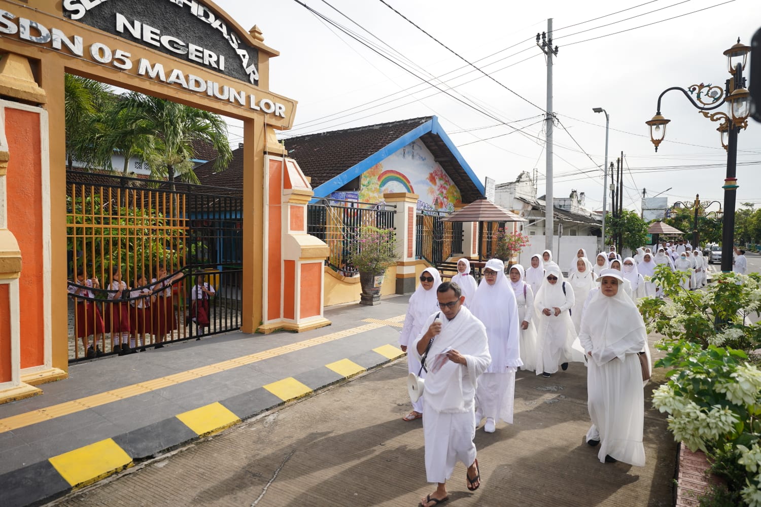 Foto 10 dari 10: Tak Hanya Anak Sekolah, Kasek, Guru, dan Pengawas Juga Laksanakan Manasik Umrah