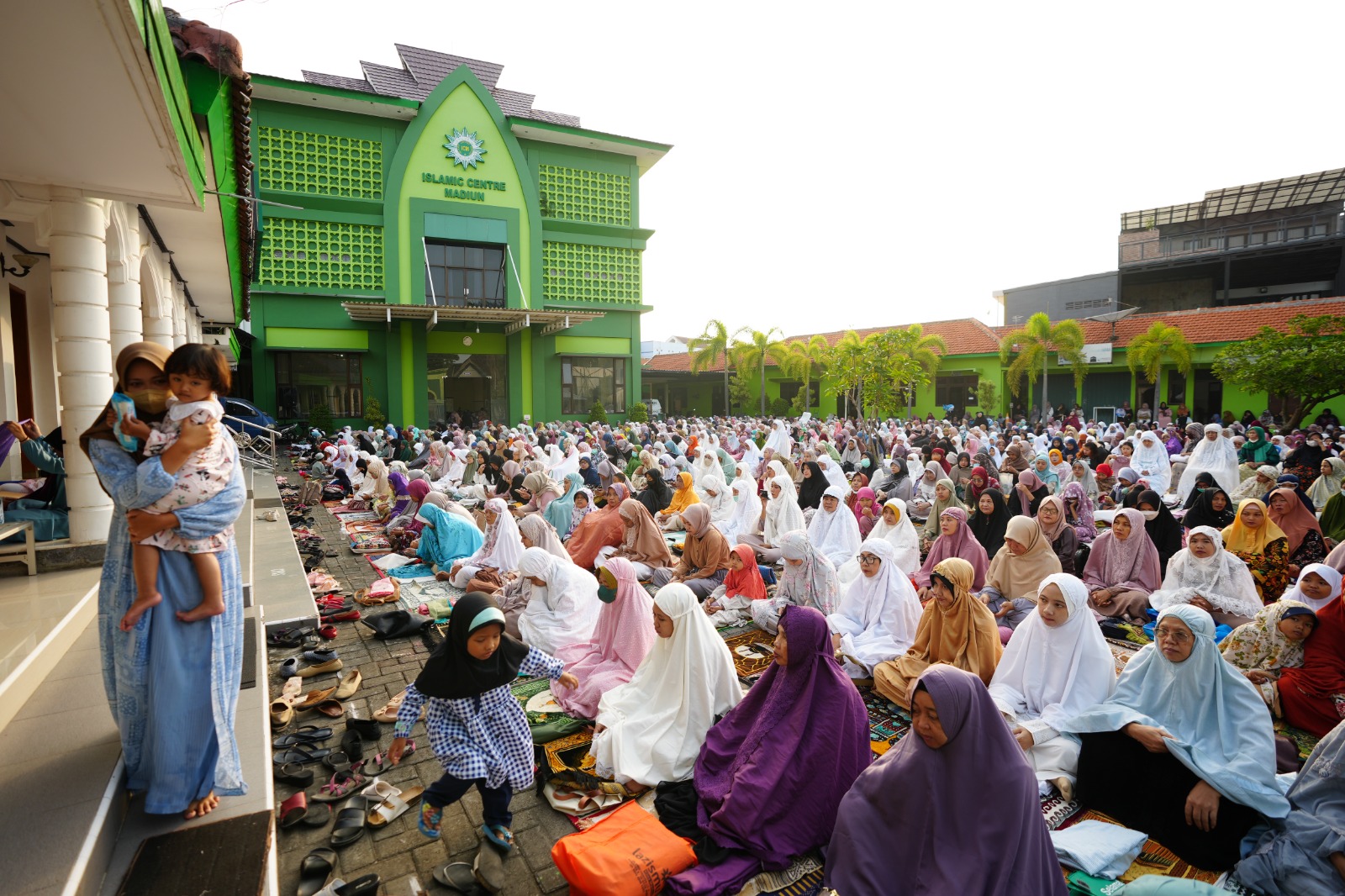 Foto 6 dari 10: Potret Khusyuk Salat Idul Fitri Jamaah Muhammadiyah di Berbagai Sudut Kota