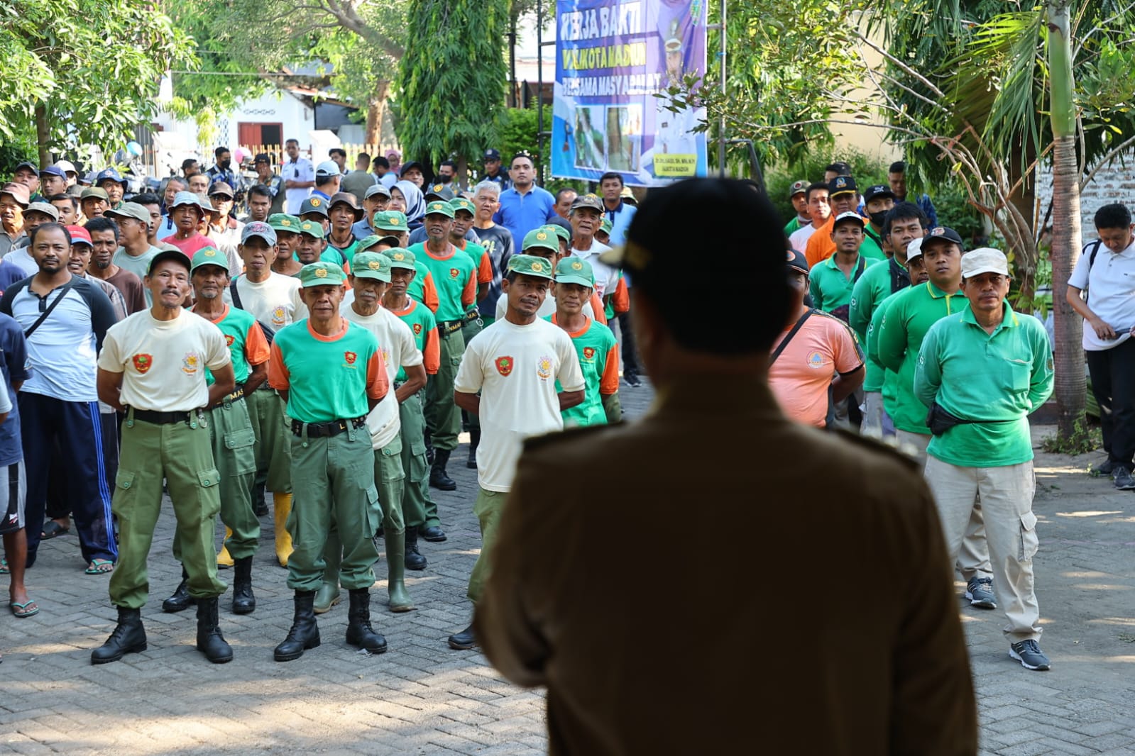 Foto 6 dari 9: Pimpin Kerja Bakti, Wali Kota Dr. Maidi Harap Lingkungan Sehat tidak Bawa Penyakit