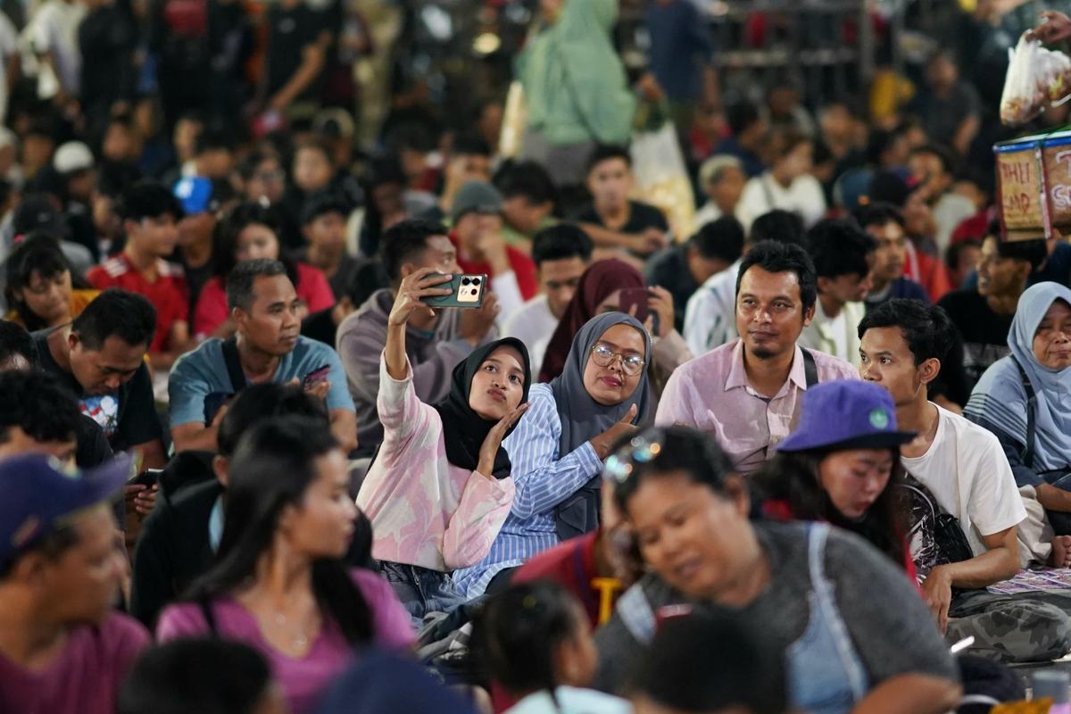 Foto 4 dari 19: Dukungan Tak Pernah Padam, Meski Kembali Menelan Kekalahan