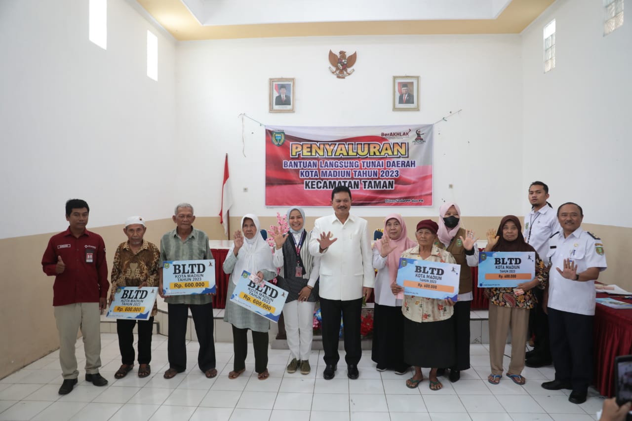 Foto 4 dari 7: Tinjau Penyaluran BLTD di Demangan, Wali Kota: Salah Satu Upaya Menekan Angka Kemiskinan