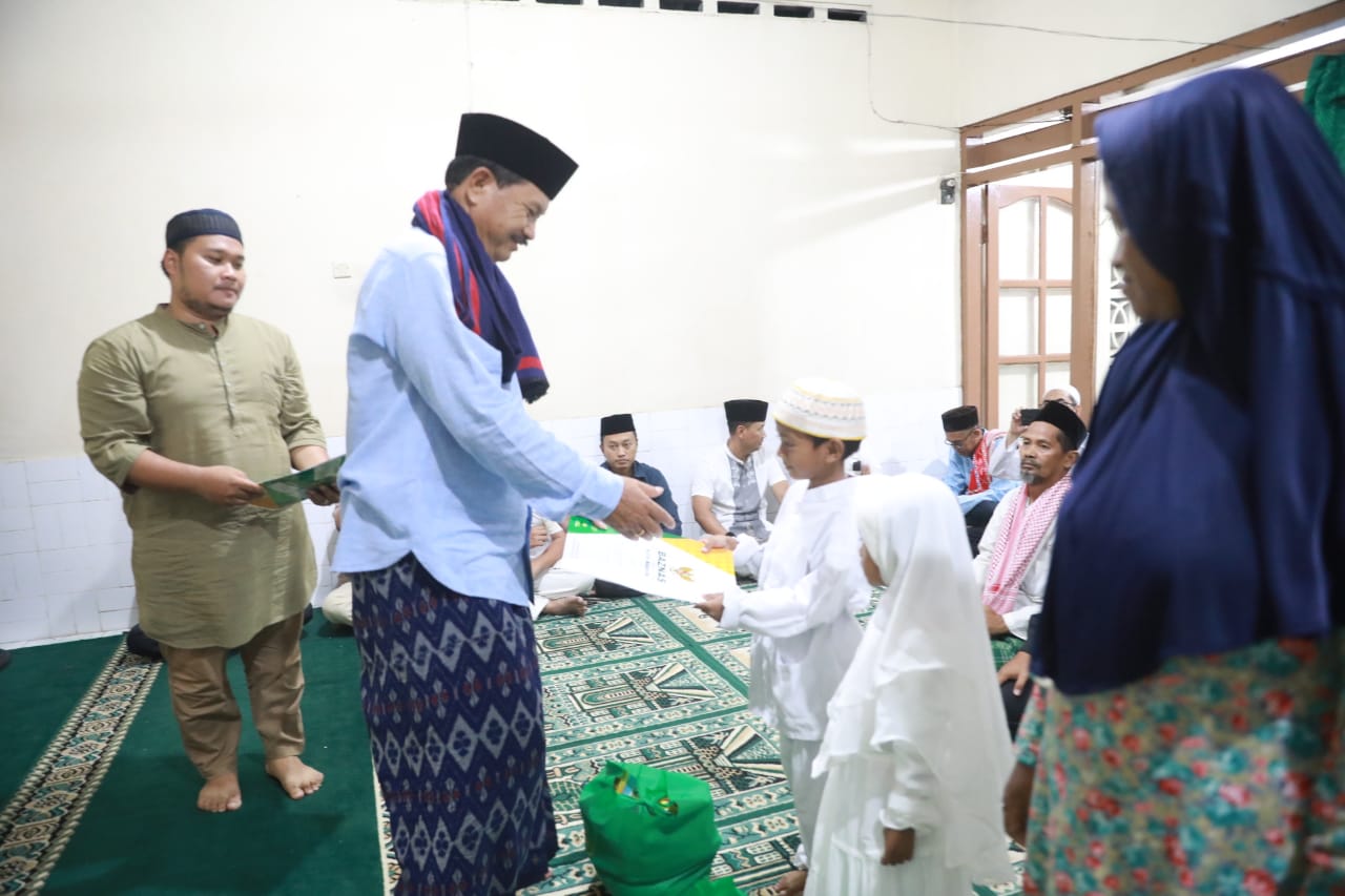 Foto 1 dari 14: Salat Isya di Musala Nurul Badiah, Wali Kota Silaturahmi Hingga Beri Bantuan ke Warga