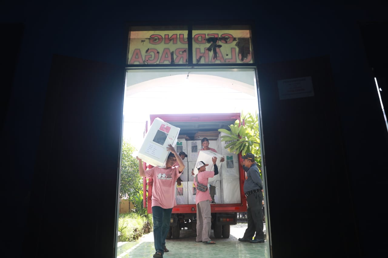Foto 10 dari 10: H-2 Pemilu, KPU Distribusikan Logistik Pemungutan Suara Ke Kelurahan