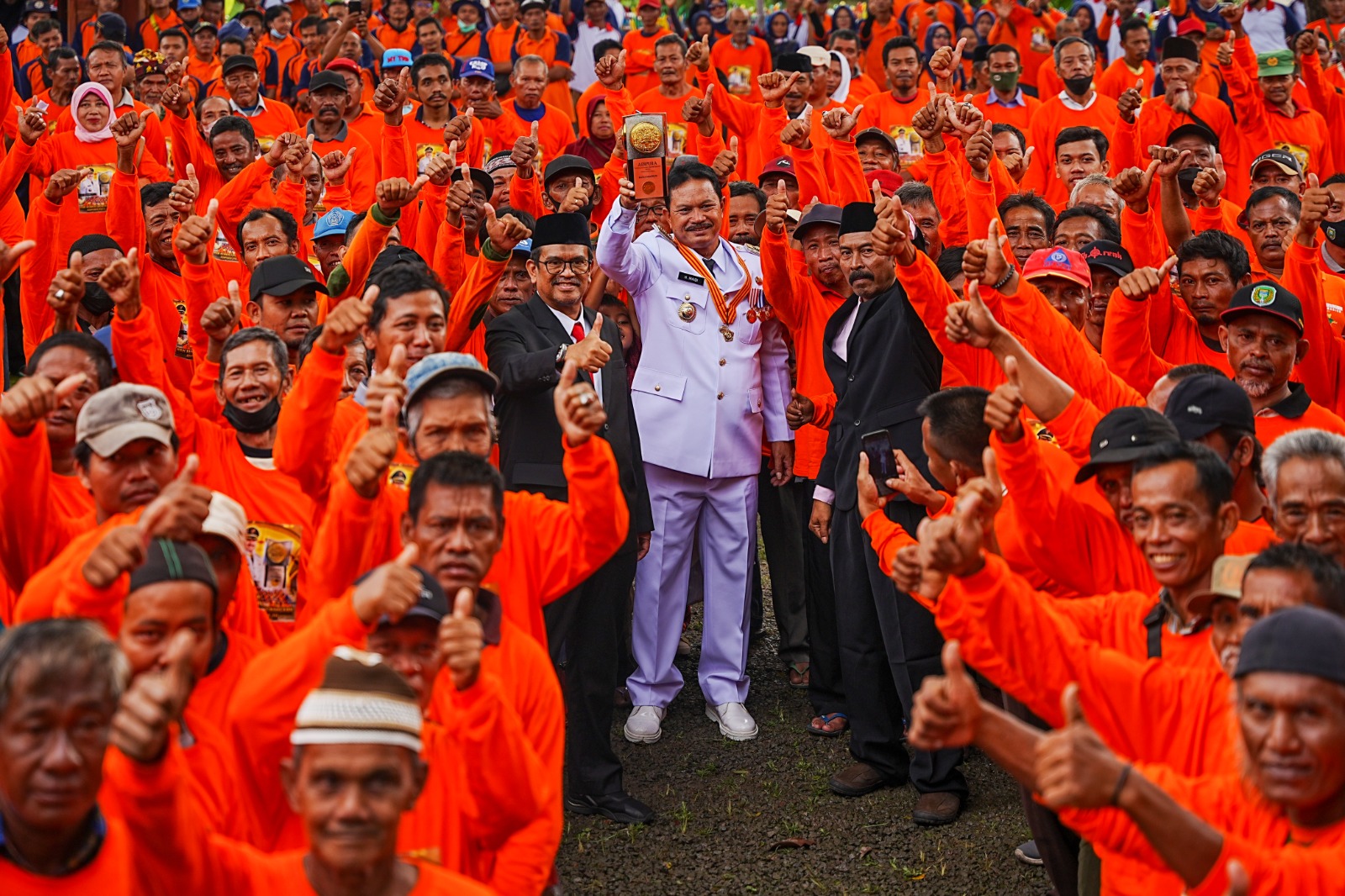 Foto 1 dari 5: Petugas Kebersihan Ikut Pegang Piala Adipura, Wali Kota : Ini Kesuksesan Kita Bersama