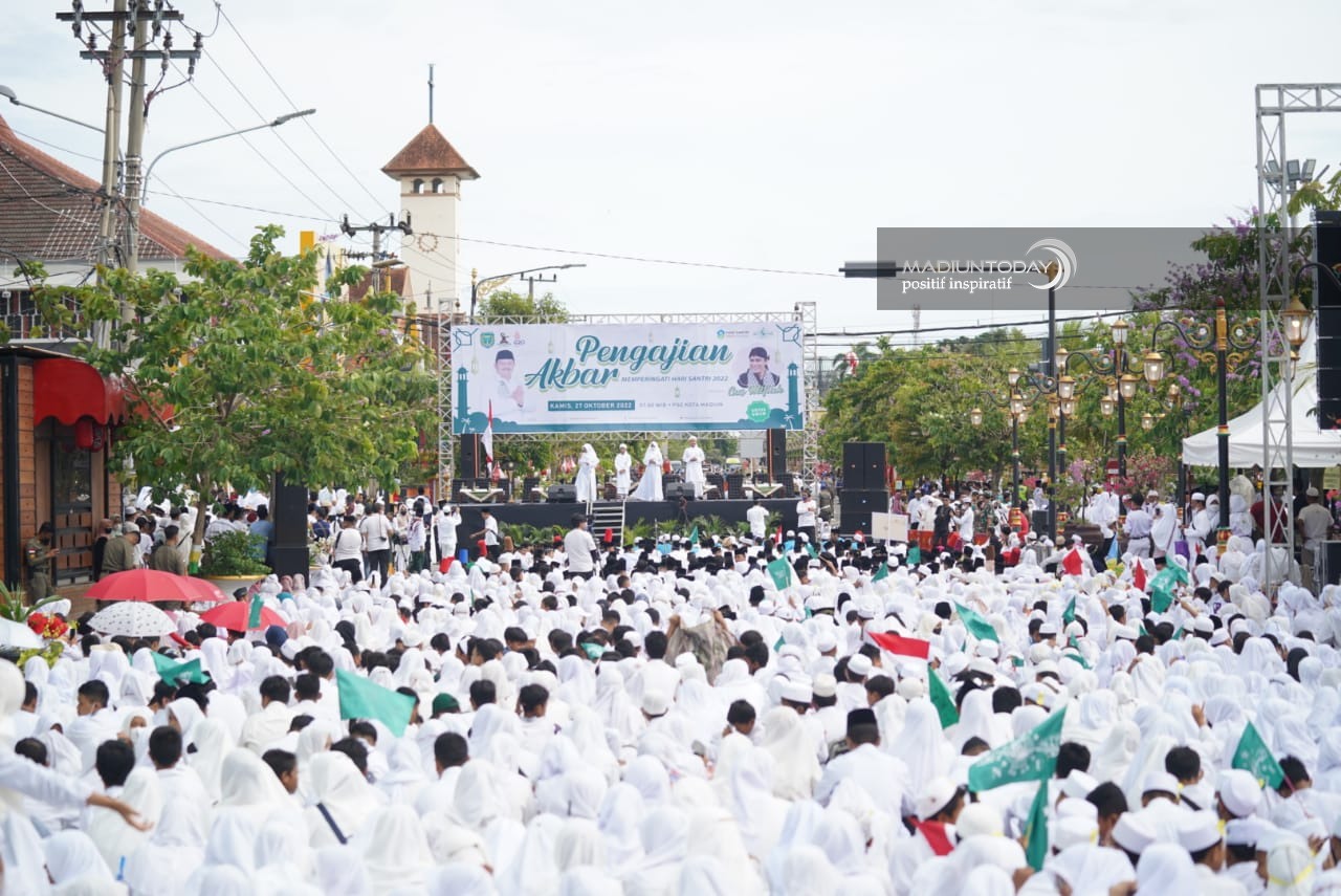 Foto 5 dari 11: Jalan Pahlawan Memutih, Ada 20 Ribu Lebih Jamaah Hadiri Pengajian Akbar Peringatan Hari Santri