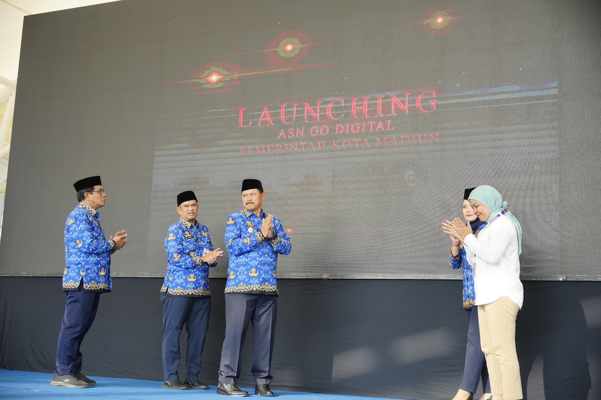 Foto 3 dari 8: Hadiri Apel Besar HUT Korpri ke-52, Wali Kota Dr. Maidi Pesan Tingkatkan Kualitas Pelayanan Publik