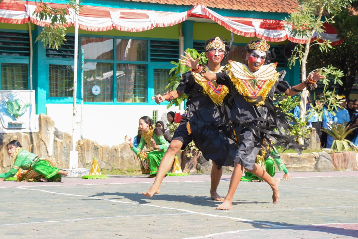 Foto 4 dari 6: Tanamkan Karakter Pancasila Sejak Dini Pada Siswa, Peringatan 38 Tahun SMPN 9 Madiun Kental Berbalut Adat Nusantara