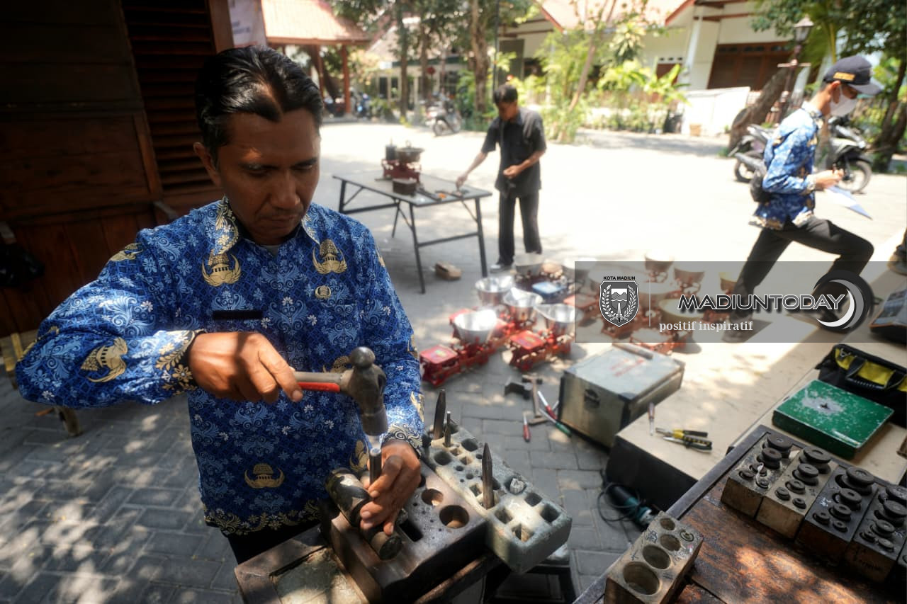 Foto 9 dari 19: Dari Posyandu hingga Pedagang, Layanan Tera Ulang Hadir di Kelurahan Pastikan Timbangan Akurat