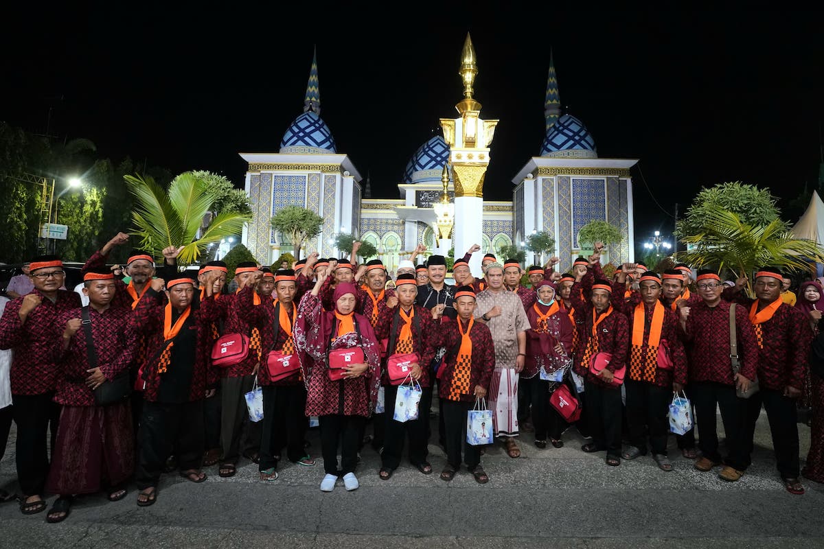 Foto 1 dari 9: Berangkatkan Marbot dan Imam Masjid Ibadah Umrah, Wali Kota Harap Jadi Sarana Peningkatan Keimanan Jamaah