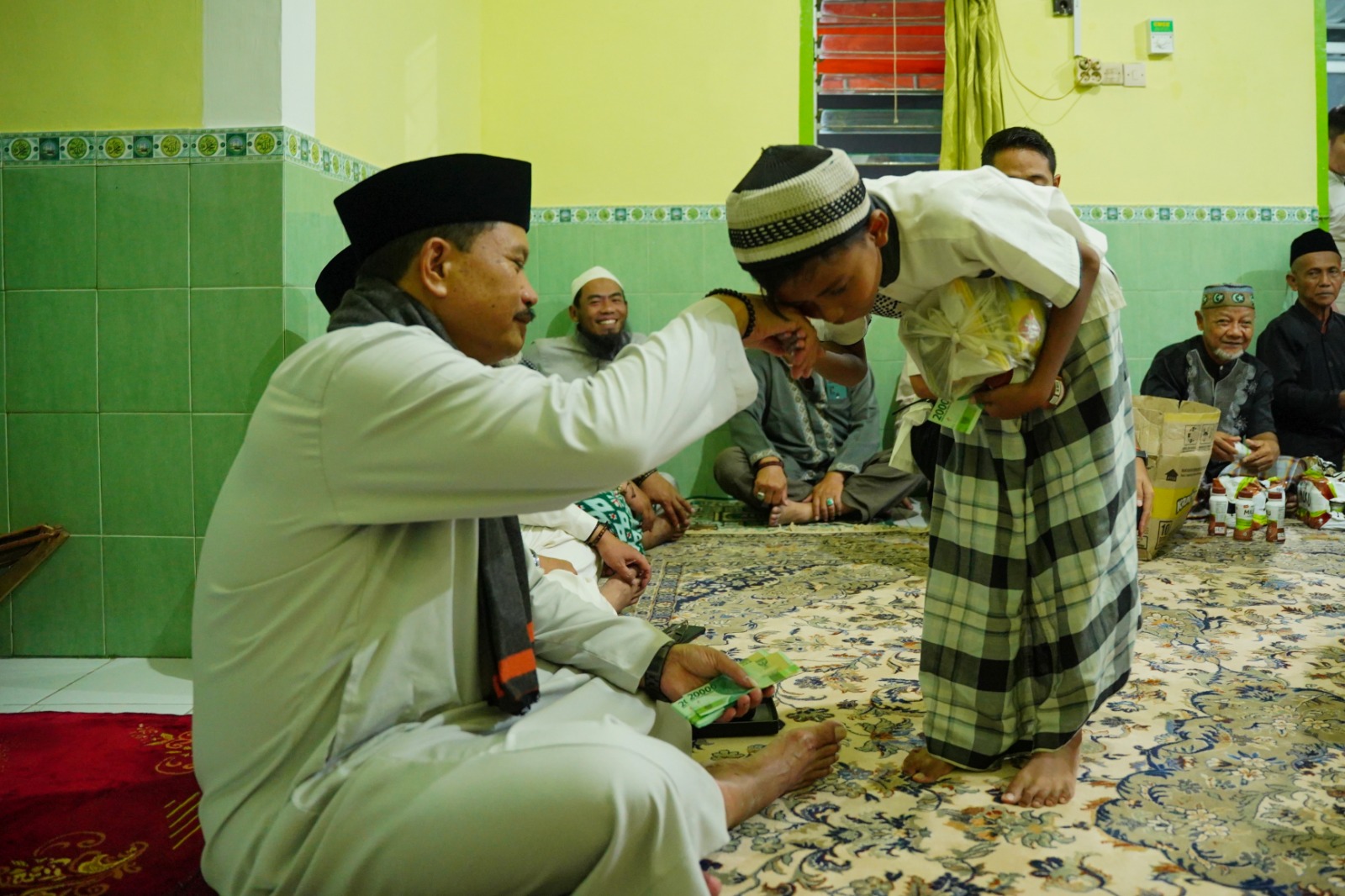 Foto 10 dari 10: Salat Isya di Musala Baitul Adzim gang Lodayan, Wali Kota Ajak Warga Makin Optimalkan Kawasan PRC