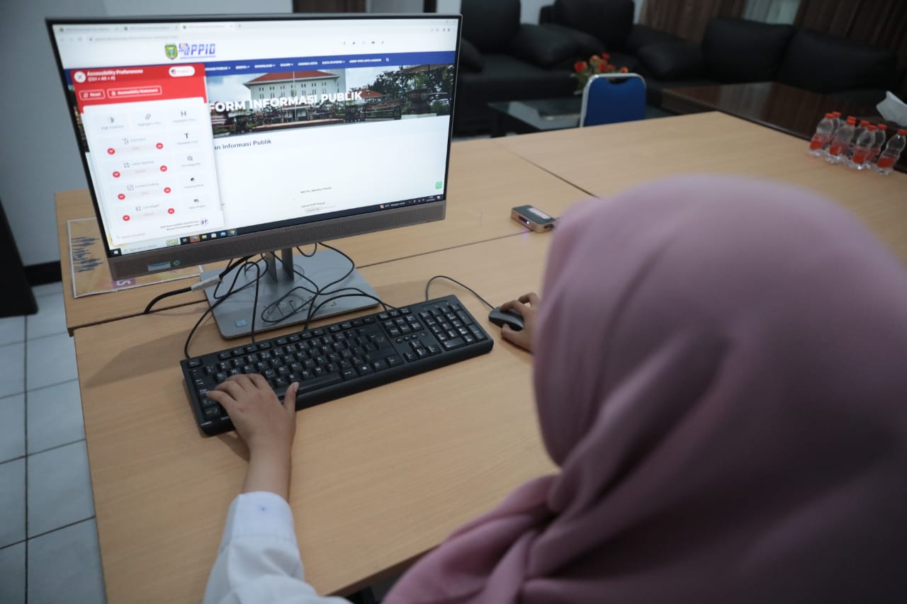Foto 2 dari 5: Madiun Kota Setara! Dinas Kominfo Fasilitasi Keyboard Braille Agar Difabel Mudah Akses Informasi