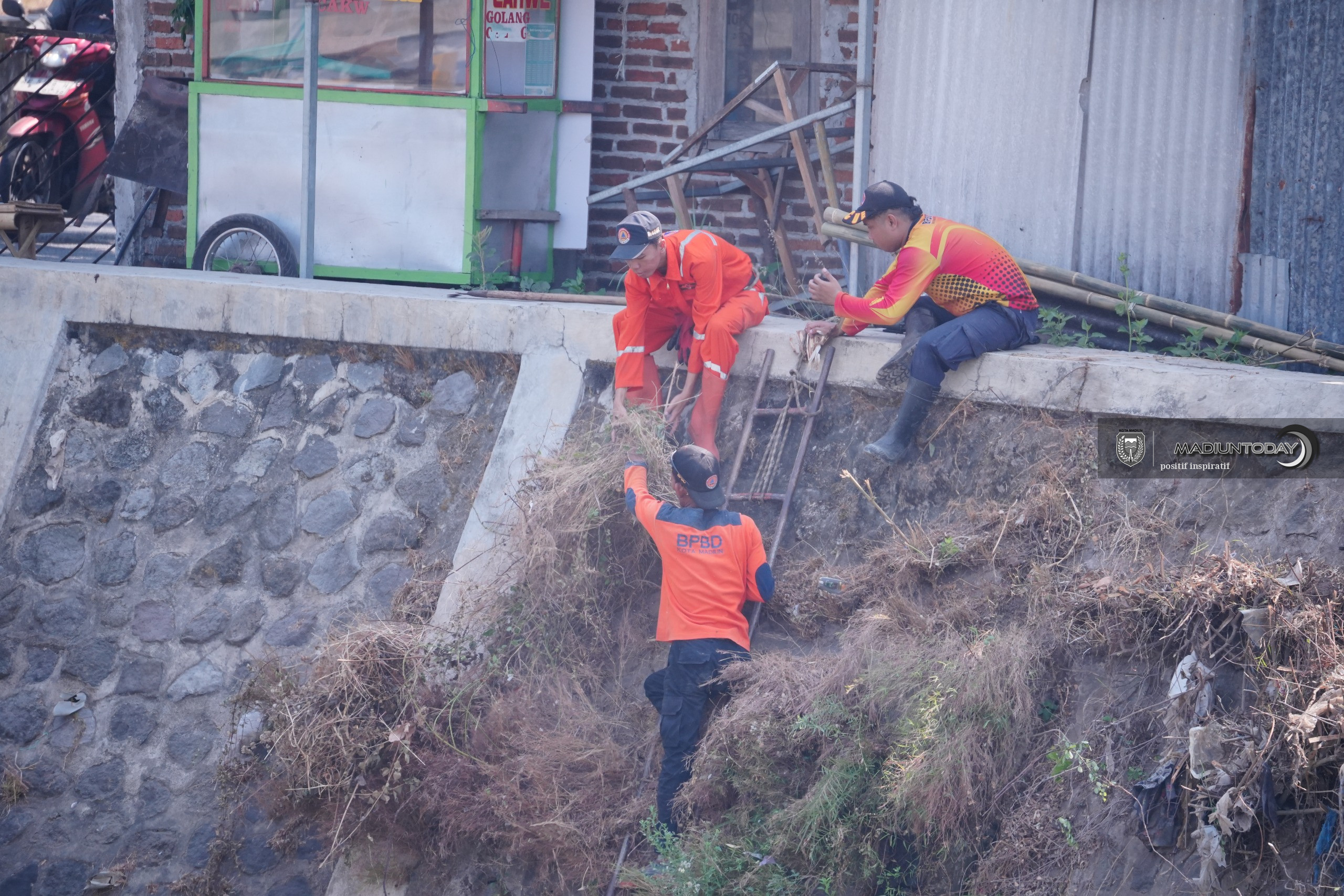 Foto 12 dari 12: Antisipasi Hujan Deras, Tim Gabungan Bersihkan 9 Sungai Rawan Banjir di Madiun