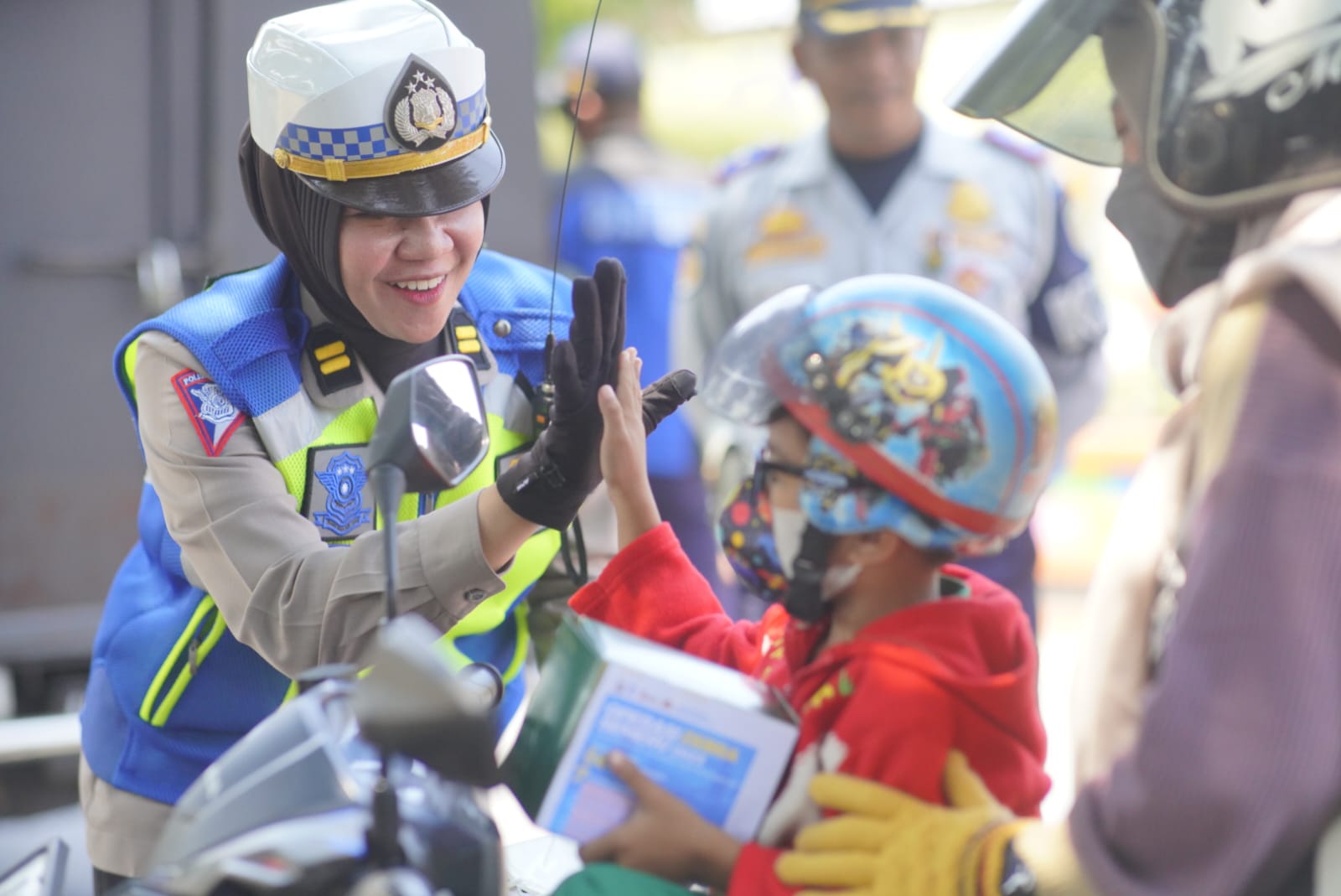 Foto utama berita: Apresiasi Pengendara Tertib, Satlantas Polres Madiun Kota Bagikan Bingkisan Sebagai Hadiah