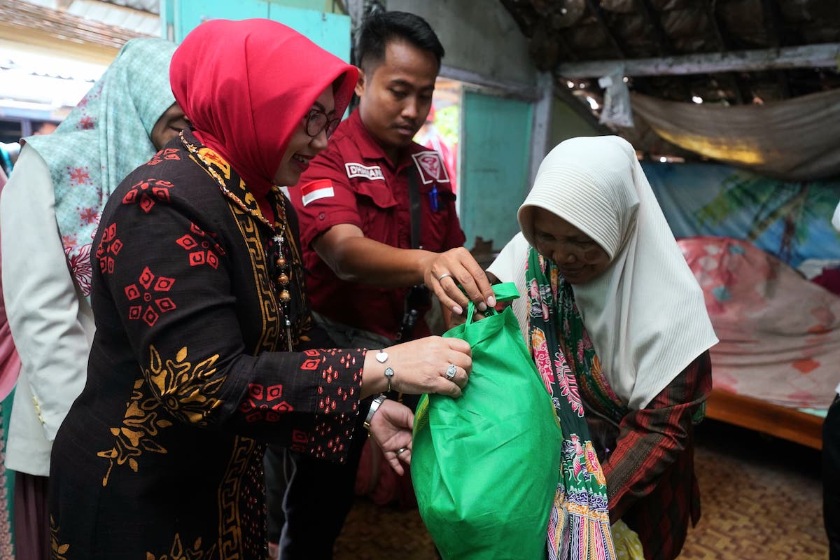 Foto 7 dari 9: Salurkan Bantuan ke Warga, Wali Kota: Pemerintah Hadir untuk Masyarakat