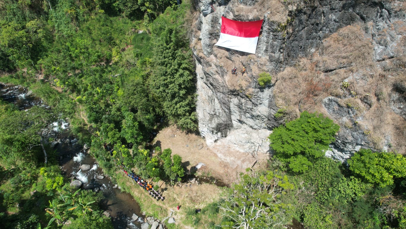 Peringati HUT Kemerdekaan, Pegiat Panjang Tebing Kibarkan Bendera Merah Putih Di Tebing Kertoembo