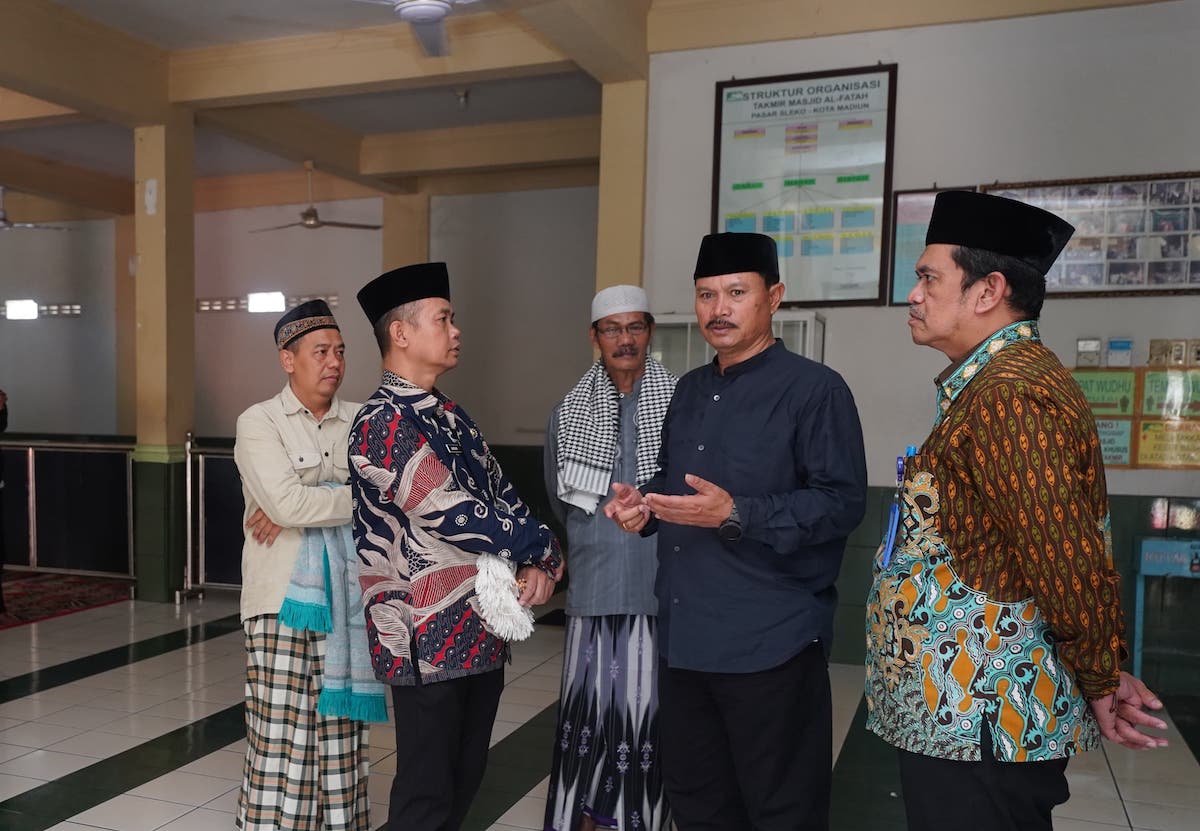 Foto 9 dari 9: Kunjungi Pasar Sleko, Wali Kota Gelar Shalat Jumat Ikuti Shalat Jumat Bersama Warga Dan Pedagang