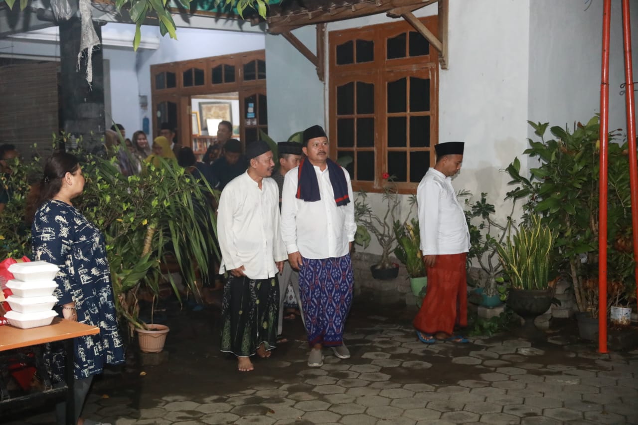 Foto 11 dari 11: Salat Isya di Masjid At Thoilah, Wali Kota Salurkan Bantuan Masjid Hingga Rp 40 Juta
