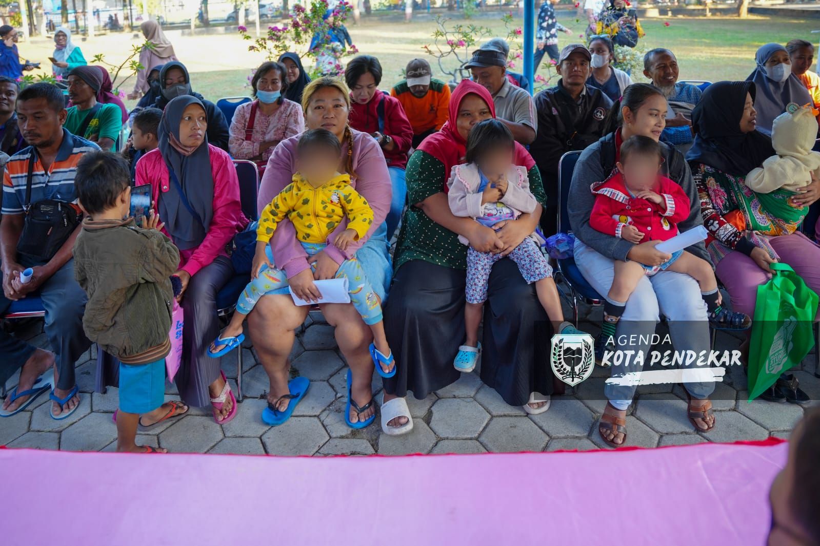 Foto 7 dari 8: Sambil Gowes, Wali Kota Salurkan Bantuan Pangan KRS Tahap Dua Bapanas