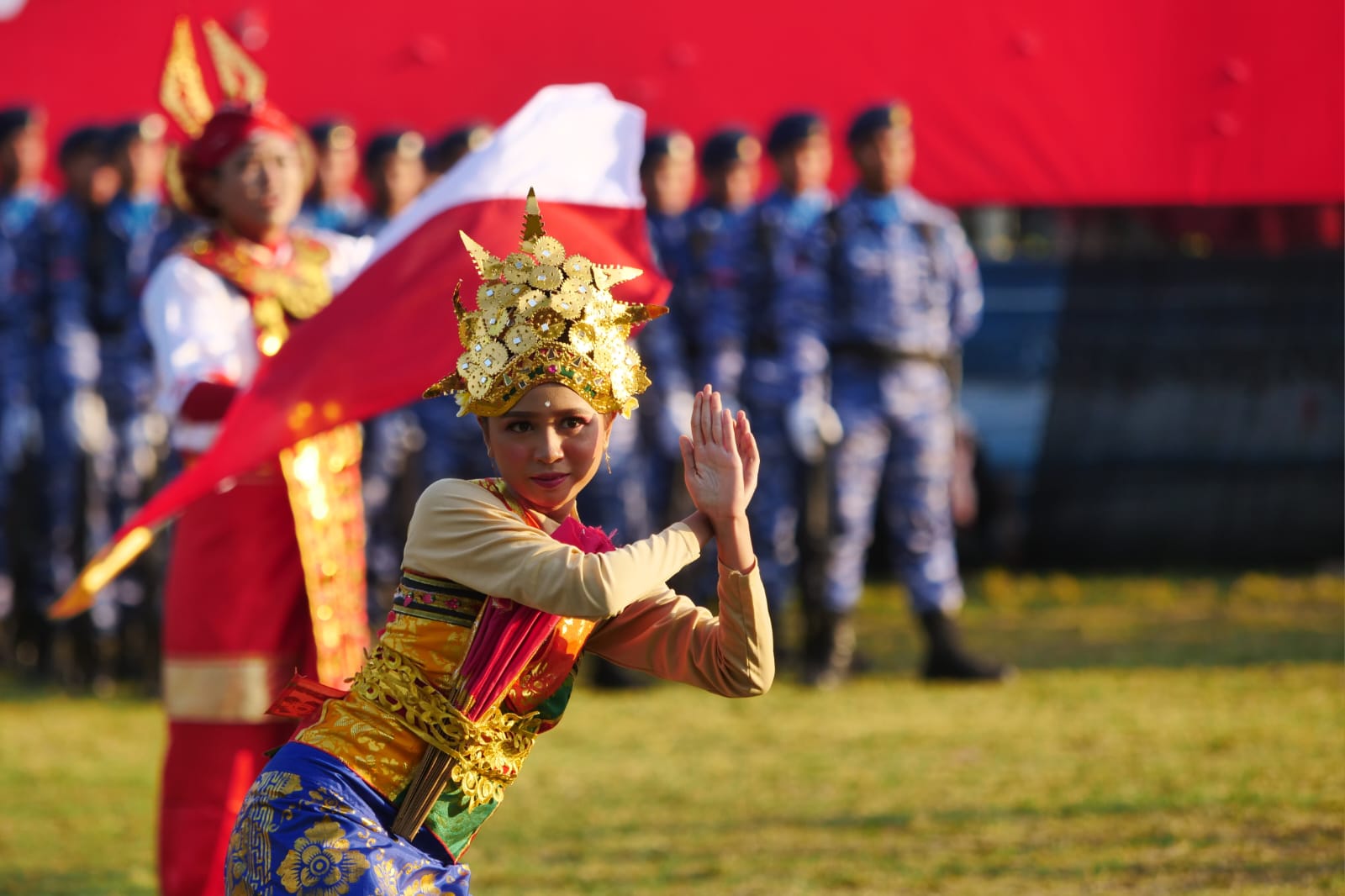 Foto 3 dari 8: Pakaian Adat Hingga Tarian Nusantara Warnai Upacara Penurunan Bendera Peringatan HUT Kemerdekaan Ke-78 RI