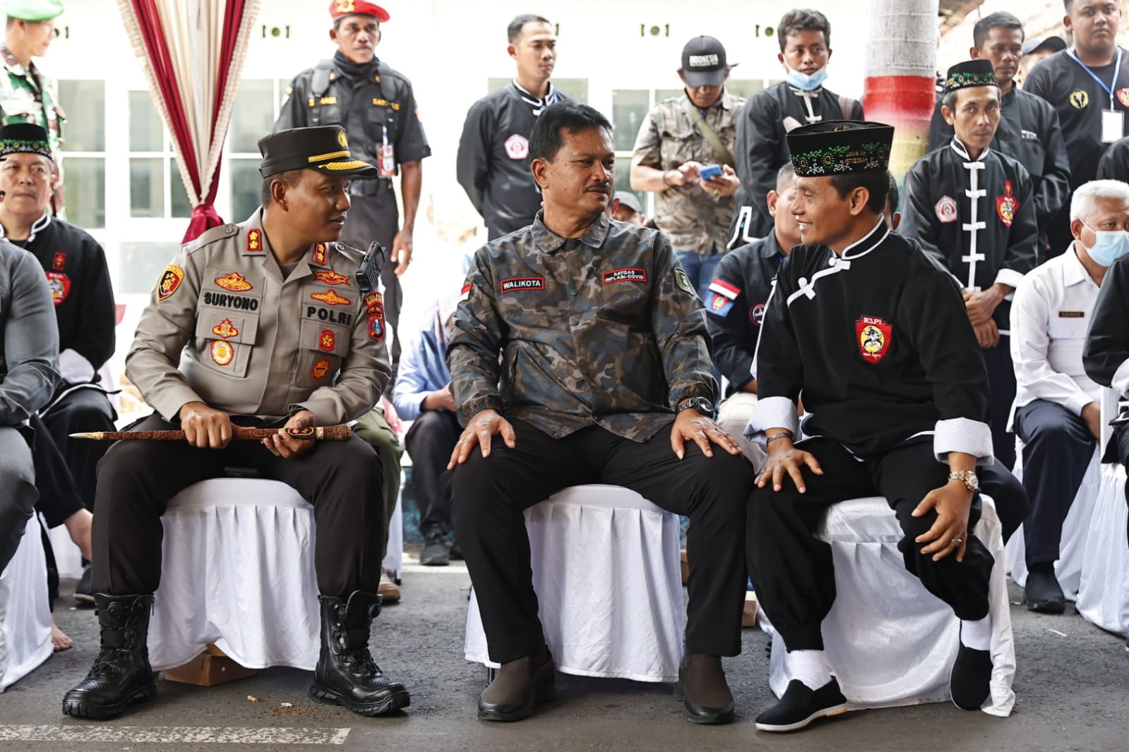 Foto 5 dari 5: Jadi Perwakilan Keluarga, Wali Kota Pimpin Prosesi Pemindahan Makam Pendiri IKSPI Kera Sakti