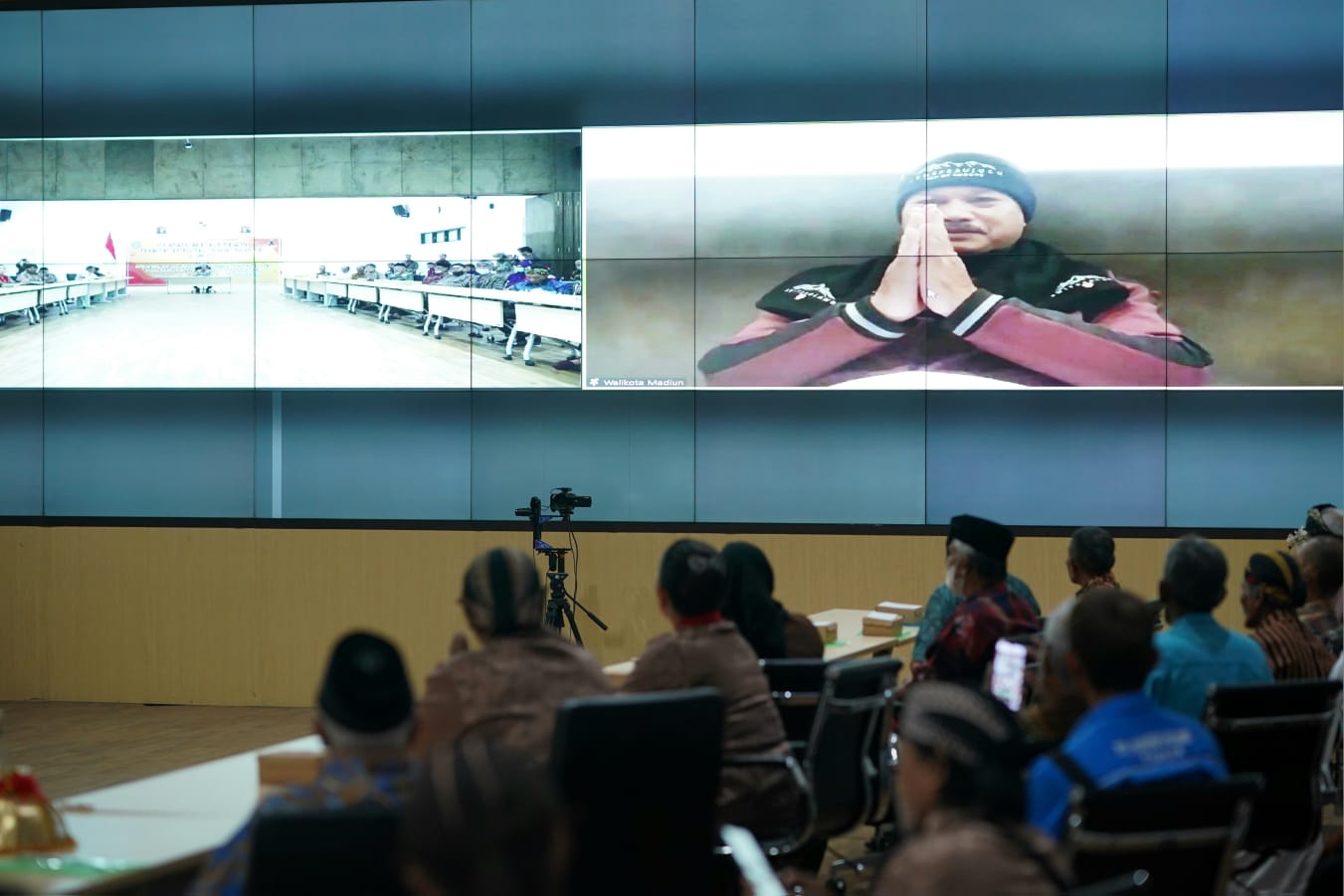 Foto 3 dari 5: Melawan Dingin dan Perbedaan Waktu, Wali Kota Pimpin Rapat Zoom dari Swiss