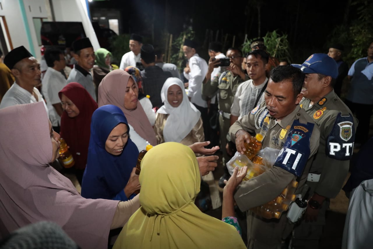 Foto 6 dari 13: Gelar Salat Isya di Masjid Al Amin Kelurahan Demangan, Wali Kota Maidi Sampaikan Pembangunan dan Salurkan Bantuan