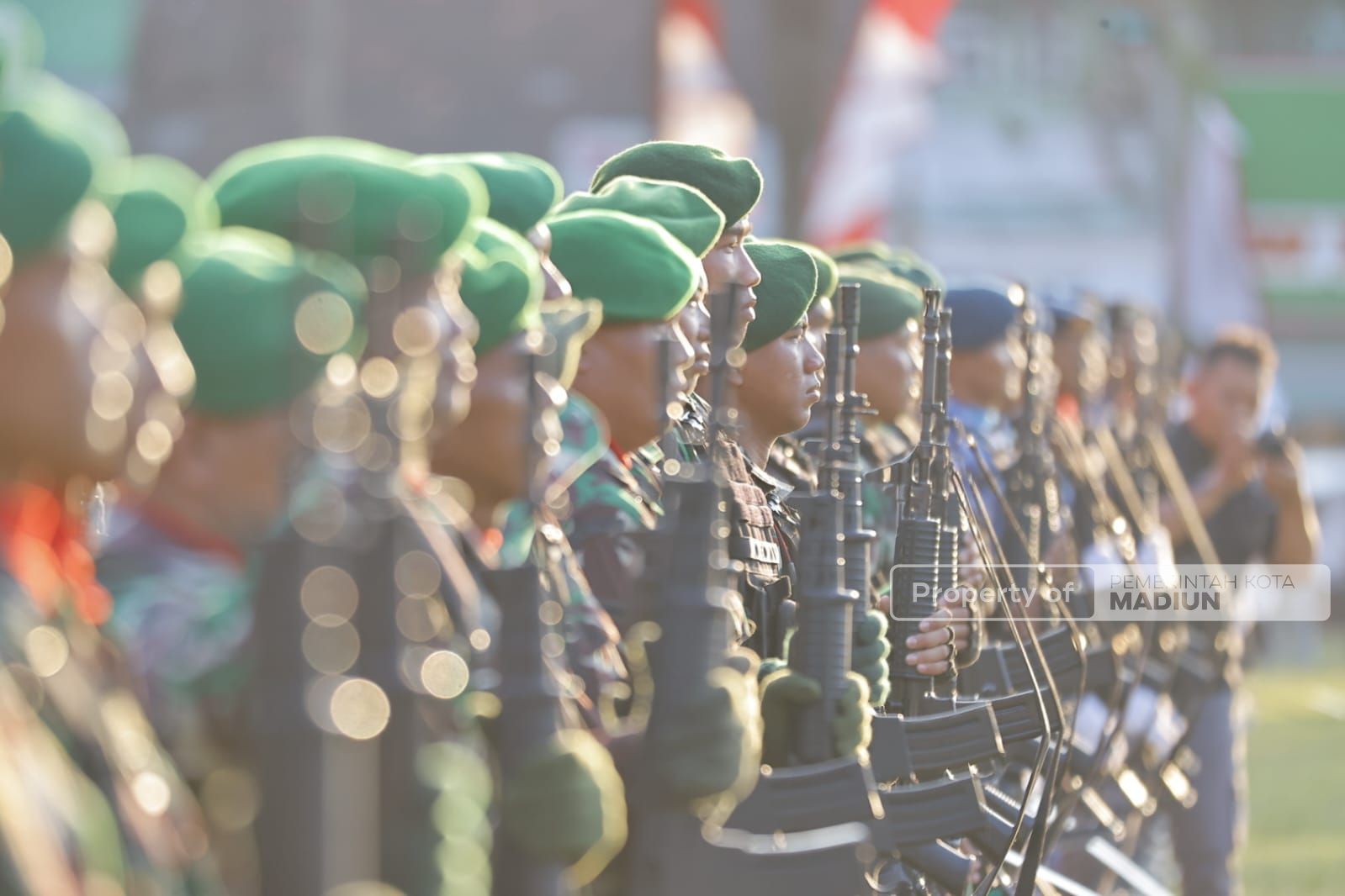 Foto 7 dari 9: Upacara Penurunan Bendera Berlangsung Khidmat, Peserta Kenakan Pakaian Adat