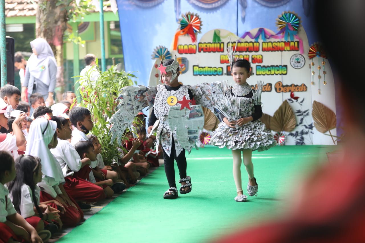 Foto 4 dari 9: Bak Peragawati, Belasan Siswa Peragakan Busana Berbahan Dasar Barang Bekas