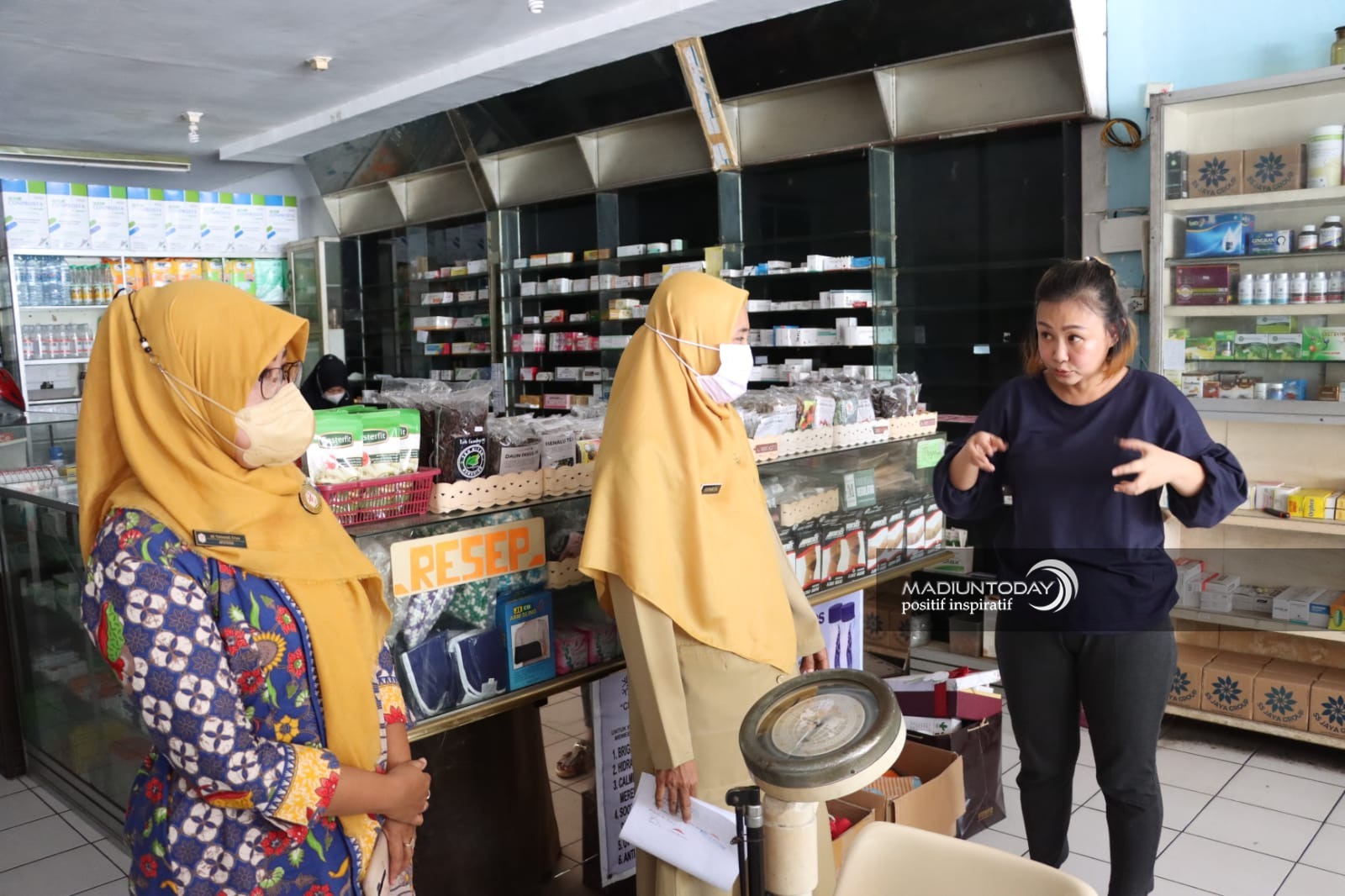 Foto 3 dari 5: Sampling 20 Apotek, Petugas Gabungan Tak Temukan Obat Yang Dilarang Pemerintah